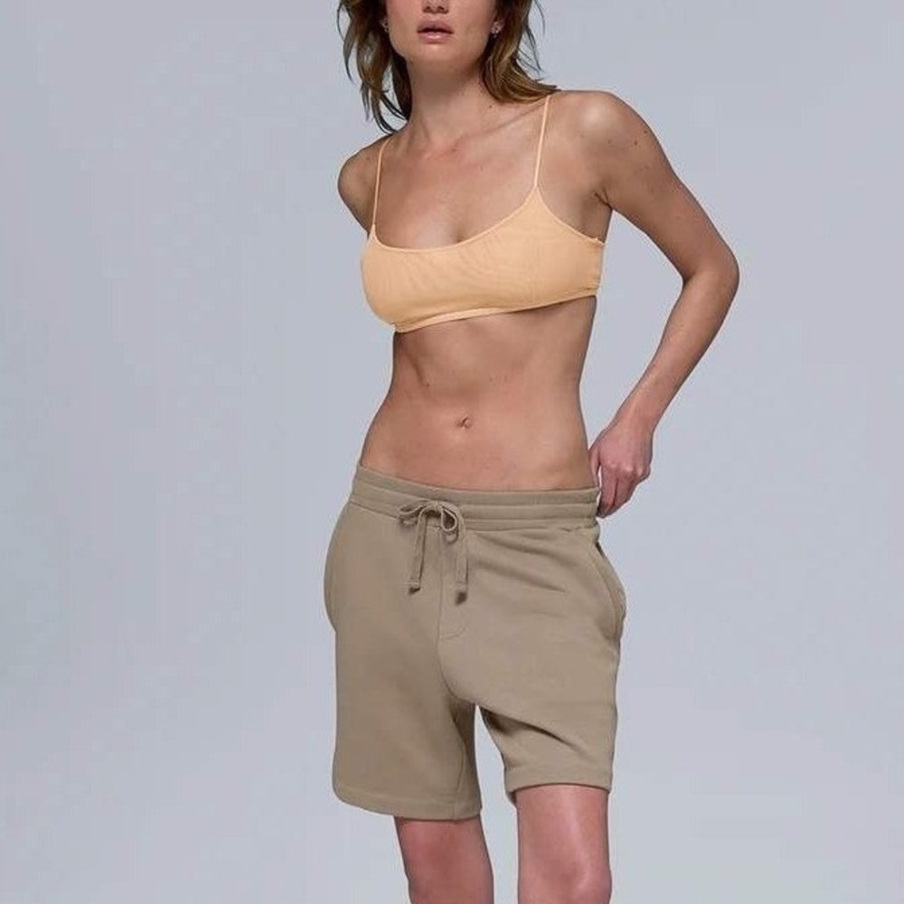 Alo Yoga Chill Shorts Accolade Medium Tan Drawstring Pockets Gravel Sporty Gym